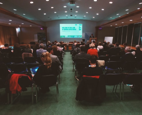 Konferenčna dvorana z udeleženci na bilateralni konferenci o prihodnosti mejne Mure