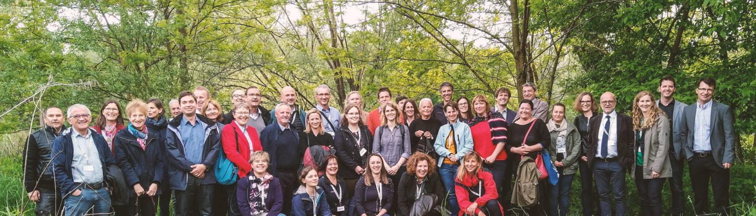 Gruppenfoto der bilateralen Konferenz über die Zukunft der Grenzmur