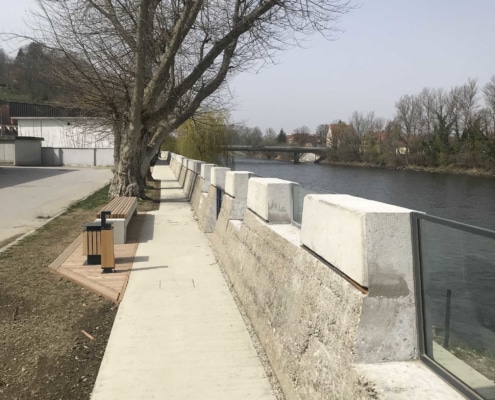 Umgebaute Hochwasserschutzmauer (Blick zur Brücke und den Nachbarn)