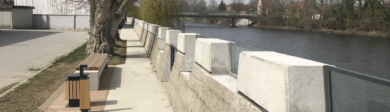 Prenovljen protipoplavni zid (pogled k mostu in sosedom)